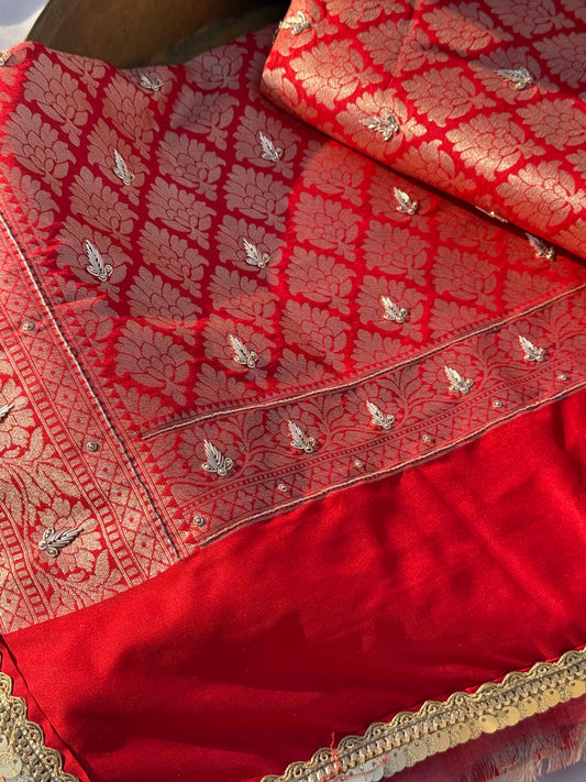 Red Zardozi Hand-Embroidered Banarasi Silk Saree with Pure Handwork, Intricate Lace, and Exquisite Border Detailing.