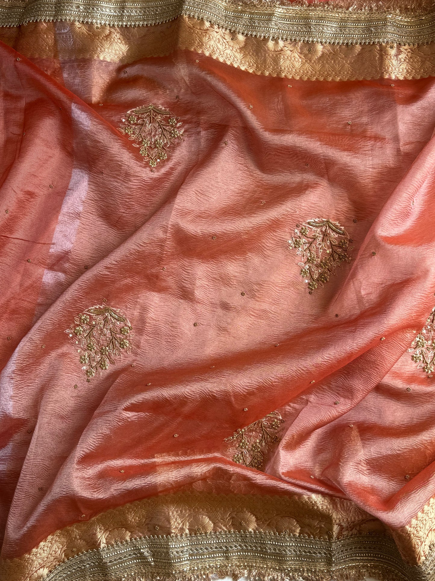 Rani-Vastra Crushed Tissue Banarasi Saree – Luxurious Zari Work & Hand Embroidery